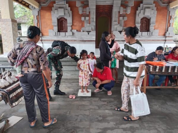 Sinergi Babinsa dan Tenaga Kesehatan, Posyandu Pengiangan Salurkan PMT Balita