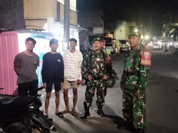 Sinergi TNI dan Pemuda, Bati Tuud Koramil 04/Watang Pulu Pimpin Patroli Siskamling di Kelurahan Uluale