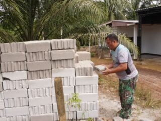 Semangat Gotong Royong, Satgas TMMD Kodim 1015/Sampit Kompak Angkut Material Batako untuk Pembangunan MCK