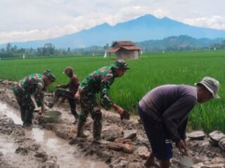 Gotong Royong Satgas TMMD dan Warga Percepat Rabat Beton Jalan Desa