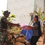 Wujud Kepedulian Warga, Ibu-Ibu Desa Tribuana Berikan Kue untuk Satgas TMMD Kodim 1015/Sampit