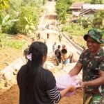 Kemanunggalan TNI dan Rakyat Terlihat, Warga Tribuana Sajikan Kudapan untuk Satgas TMMD