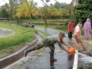 Babinsa Babahan Turun Langsung, Dampak Hujan Deras dan Angin Kencang Berhasil Diatasi Tanpa Korban