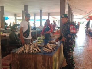 Pastikan Stok Pangan Aman, Babinsa Koramil Baranti Pantau Langsung Harga Sembako di Pasar Sentral