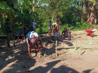 Gotong Royong Satgas TMMD dan Warga Bangun Rumah Tipe 36 di Kampung Sisir 2