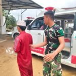 Letakkan Alat Kerja, Satgas TMMD 127 Kendari Utamakan Penyelamatan Warga