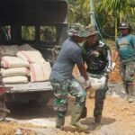 Anggota Satgas TMMD Reguler ke-127 Kodim 1015/Sampit Turunkan Semen untuk Pembuatan Siring Jalan di Desa Tri Buana