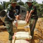 Gotong Royong Satgas TMMD dan Warga Percepat Penurunan Semen untuk Pembangunan Siring Jalan