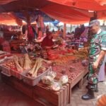 Pastikan Stabilitas Harga Pangan, Babinsa Rappang Pantau Ketersediaan Sembako di Pasar Sentral