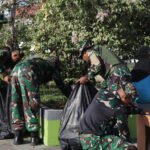 Jelang Salat Jumat, Anggota Kodim 1512/Weda Gotong Royong Bersihkan Sekitaran Masjid Darussalam