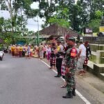 Babinsa Jehem Bersama Aparat Amankan Upacara Mecaru di Banjar Tingkadbatu