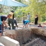 Aksi Energetik Emak-Emak Sambuli Bakar Semangat Satgas TMMD Bangun Jembatan