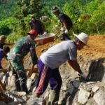 Satgas TMMD Reguler ke-127 Kodim 1015/Sampit Percepat Pemasangan Batu Siring Demi Ketahanan Jalan