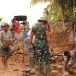 Gotong Royong Satgas TMMD dan Warga Desa Tri Buana Wujudkan Pembangunan Siring Jalan Berkualitas