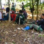 Tak Ada Jarak, TNI dan Warga Nikmati Istirahat Siang Bersama di Lokasi TMMD Reg ke-127 Kodim 1015/Sampit