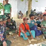 Suasana Kekeluargaan Warnai Istirahat Siang Satgas TMMD dan Warga di Desa Tri Buana