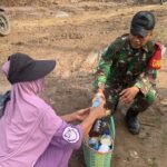 Di Sela Pekerjaan, Satgas TMMD 127 Komsos dengan Pedagang Jamu Gendong Ibu Sulastri