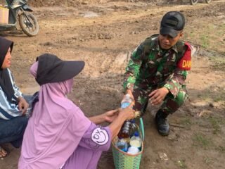 Di Sela Pekerjaan, Satgas TMMD 127 Komsos dengan Pedagang Jamu Gendong Ibu Sulastri
