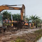 Danton Satgas Pimpin Penimbunan Jalan Rusak di Desa Wonosari