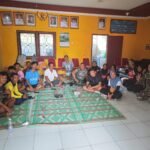 Pererat Silaturahmi, Kebersamaan Satgas TMMD dan Warga Wonosari Terjalin Hangat di Kantor Desa