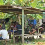 Satgas TMMD 127 Kodim 1804/Kaimana Pererat Kemanunggalan Lewat Makan Siang Bersama Warga