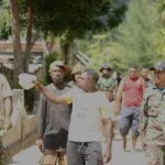 Warga dan Satgas TMMD 127 Kodim 1804/Kaimana Bersemangat dan Bersenda Gurau Menuju Lokasi Pekerjaan