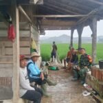 Kapten Inf Oyong Berbagi Wawasan Kebangsaan dengan Satgas dan Masyarakat