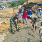 Melalui Karya Bakti Bersama Babinsa dan Warga, Jaga Fungsi Drainase di Desa Lelief Sawai