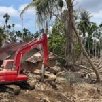 Alat Berat Dikerahkan Bersihkan Tumpukan Kayu Pascabanjir di Langkahan