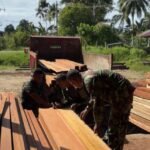 TNI dan Warga Laksanakan Pergeseran Kayu Dukung Pembangunan Desa di Kabupaten Kaimana