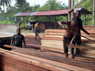 Semangat Gotong Royong Warnai Pergeseran Kayu dari Somel Solata ke Kampung Sisir 1