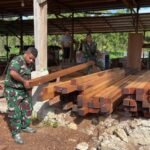 Sinergi TNI dan Masyarakat Dukung Distribusi Material Pembangunan Kampung Sisir 1