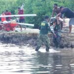 Gotong Royong TMMD ke-127 Angkut Material Bangunan di Kampung Sisir