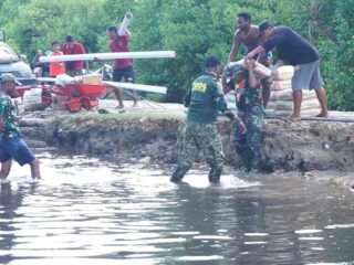 Gotong Royong TMMD ke-127 Angkut Material Bangunan di Kampung Sisir
