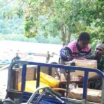 Semangat Kebersamaan Warnai Distribusi Material TMMD ke Kampung Sisir 2