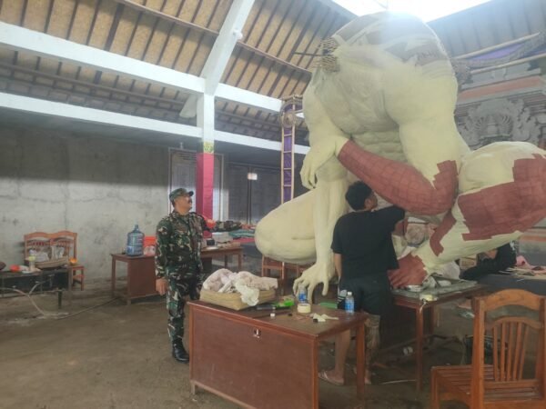 Babinsa Desa Tiga Laksanakan Komsos dan Pemantauan Pembuatan Ogoh-ogoh Jelang Hari Raya Nyepi