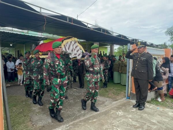 Upacara Pemakaman Militer Anggota Kodim 1614/Dompu Berlangsung Khidmat di Manggelewa
