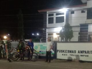 Tingkatkan Keamanan Wilayah, Babinsa Koramil 1420-02/Tellu Limpoe Gandeng Damkar Gelar Patroli Siskamling