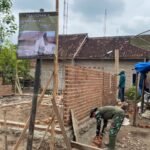 TMMD Kodim 0421/LS Lanjutkan Rehab RTLH Bpk Ngadino, Masuk Tahap Pemasangan Batu Bata Merah