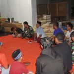 Hangatnya Kebersamaan Satgas TMMD Reguler ke-127 dan Warga Saat Santap Malam di Desa Tri Buana