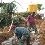 Semangat Pengabdian Prajurit TNI, Hari Libur Dimanfaatkan Bangun Desa Bersama Warga