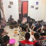 Ciptakan Kekeluargaan, Satgas TMMD Makan Malam Bersama di Rumah Warga