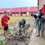 Satgas TMMD Gelar Apel Pagi Bersama Siswa dan Bersihkan Lingkungan Sekolah