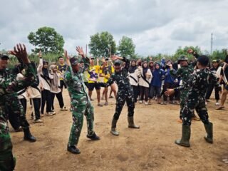 Satgas TMMD Latih Yel-Yel Siswa untuk Tingkatkan Kekompakan dan Semangat Kebersamaan