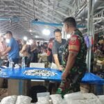 Pastikan Stok Aman Jelang Ramadhan, Babinsa Koramil 04/Watang Pulu Pantau Langsung Harga Sembako di Pasar Lawawoi