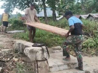 Semangat Gotong Royong Warnai Pengangkutan Material TMMD 127 Menuju Kampung Sisir 2