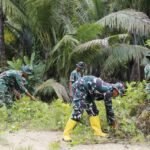 Personel Batalyon TP 864/NN Turut Perkuat Pembangunan TMMD 127 Kodim 1804/Kaimana