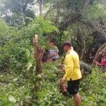 Babinsa Dorotangga Bersama Warga Bersihkan Tanah Kuburan