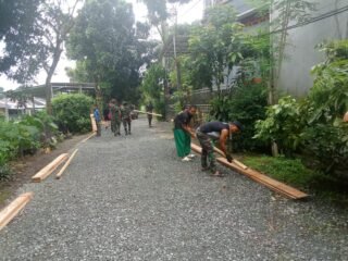 Sinergi TNI-Polri dan Warga, Pengerasan Jalan di Sukmajaya Terus Dikebut