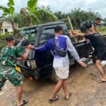 Tak Kenal Lelah, Satgas TMMD Sigap Bantu Mobil Warga Tersangkut di Jalan Berlumpur